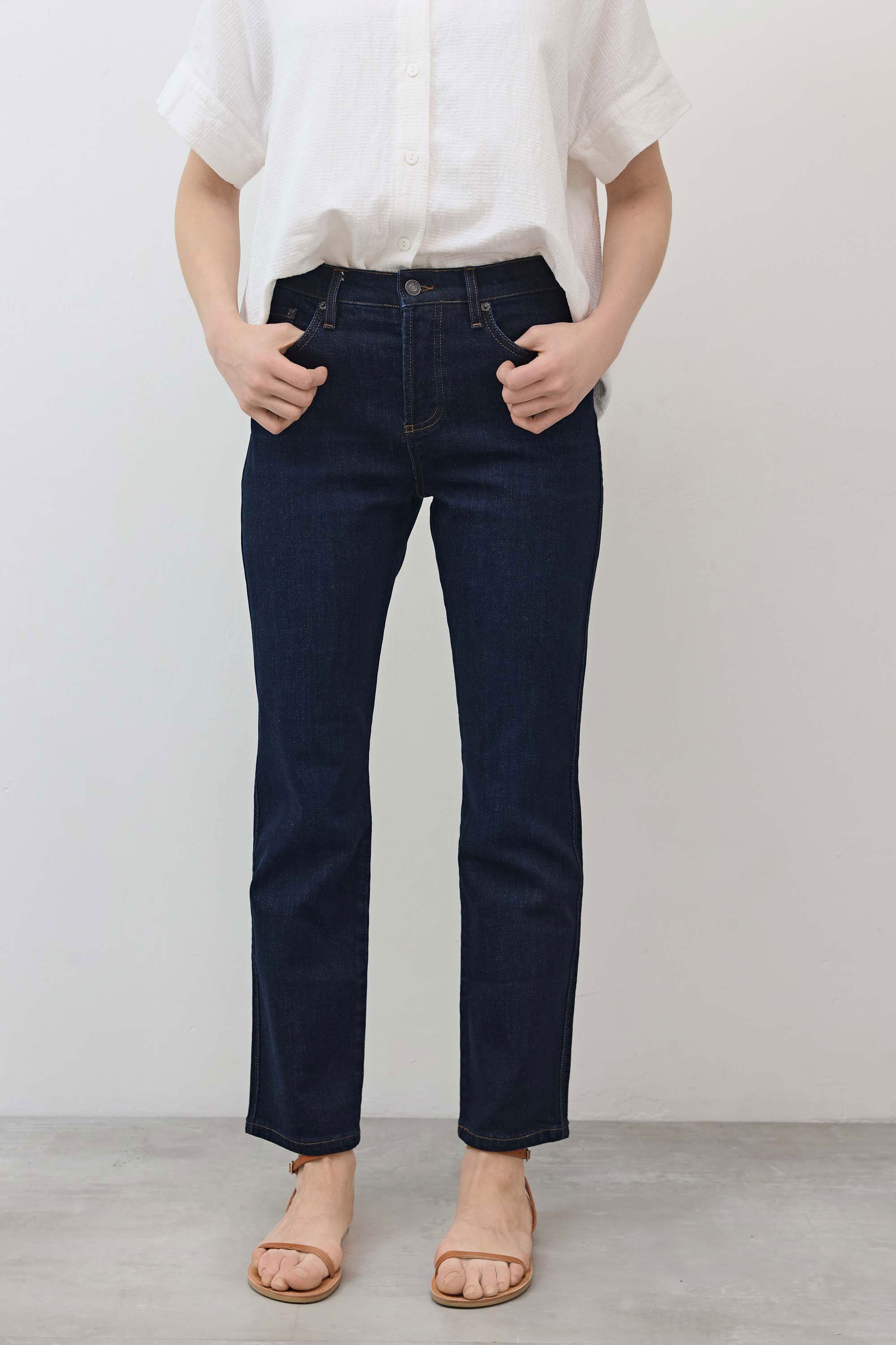Petite Cropped Mid-Rise Straight Denim Jeans in Ebb Dark Wash