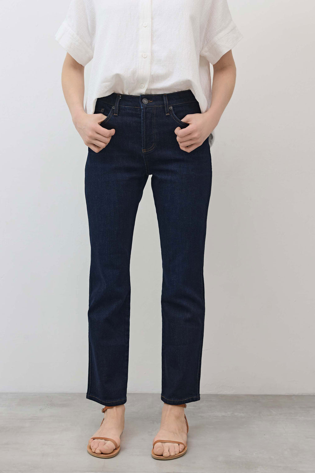 Cropped Mid-Rise Straight Denim Jeans in Ebb Dark Wash
