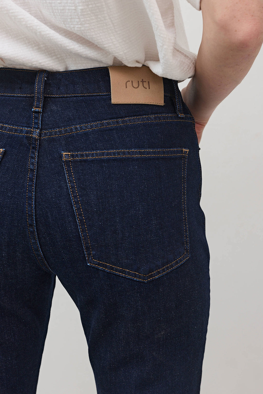 Cropped Mid-Rise Straight Denim Jeans in Ebb Dark Wash