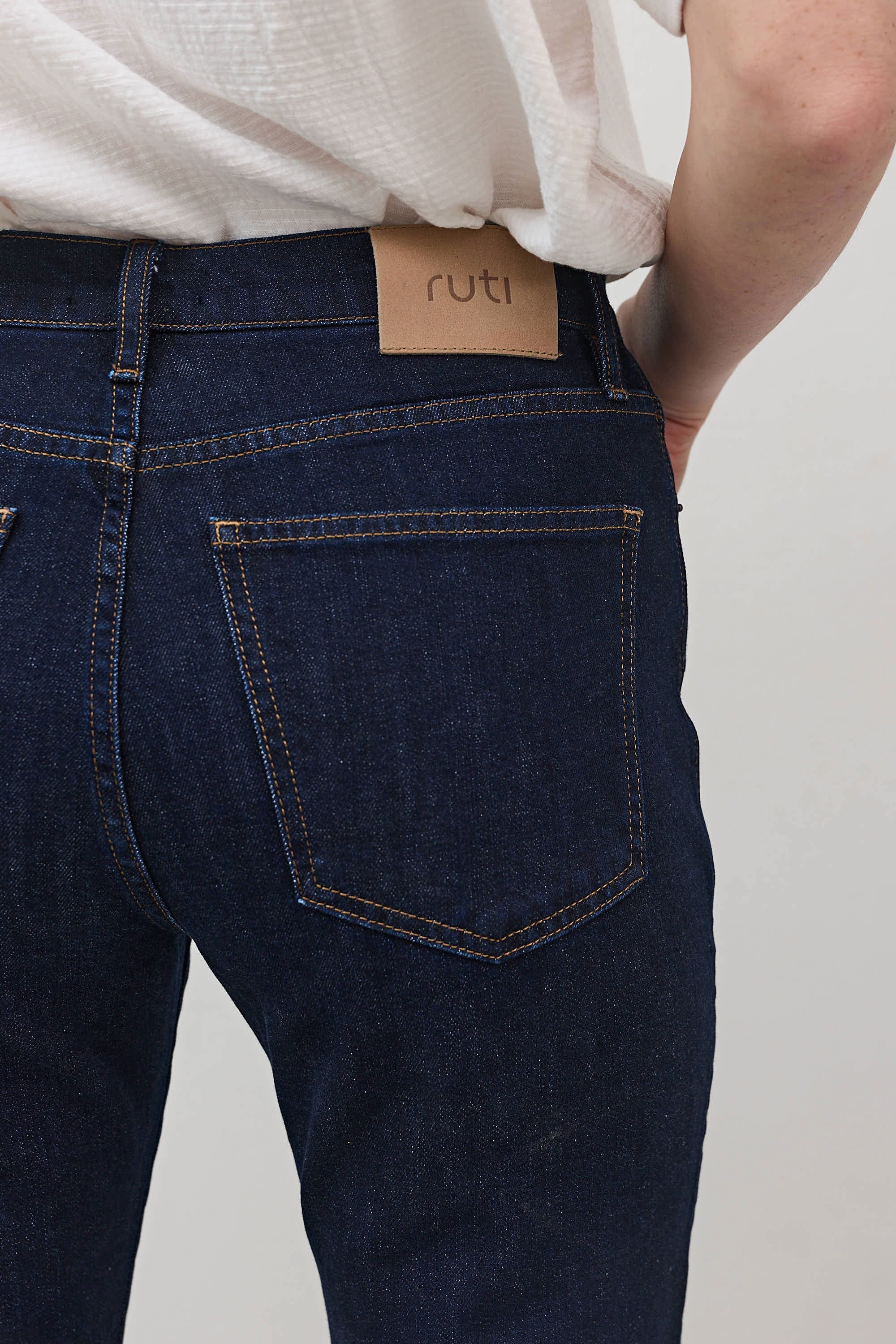 Cropped Mid-Rise Straight Denim Jeans in Ebb Dark Wash