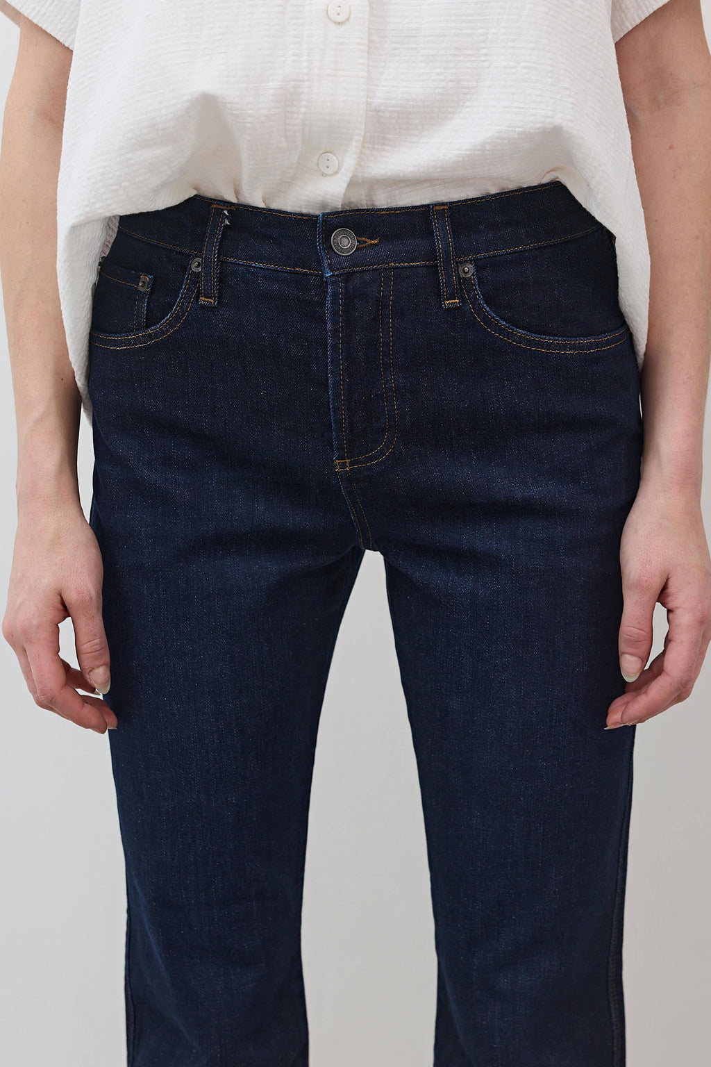 Cropped Mid-Rise Straight Denim Jeans in Ebb Dark Wash