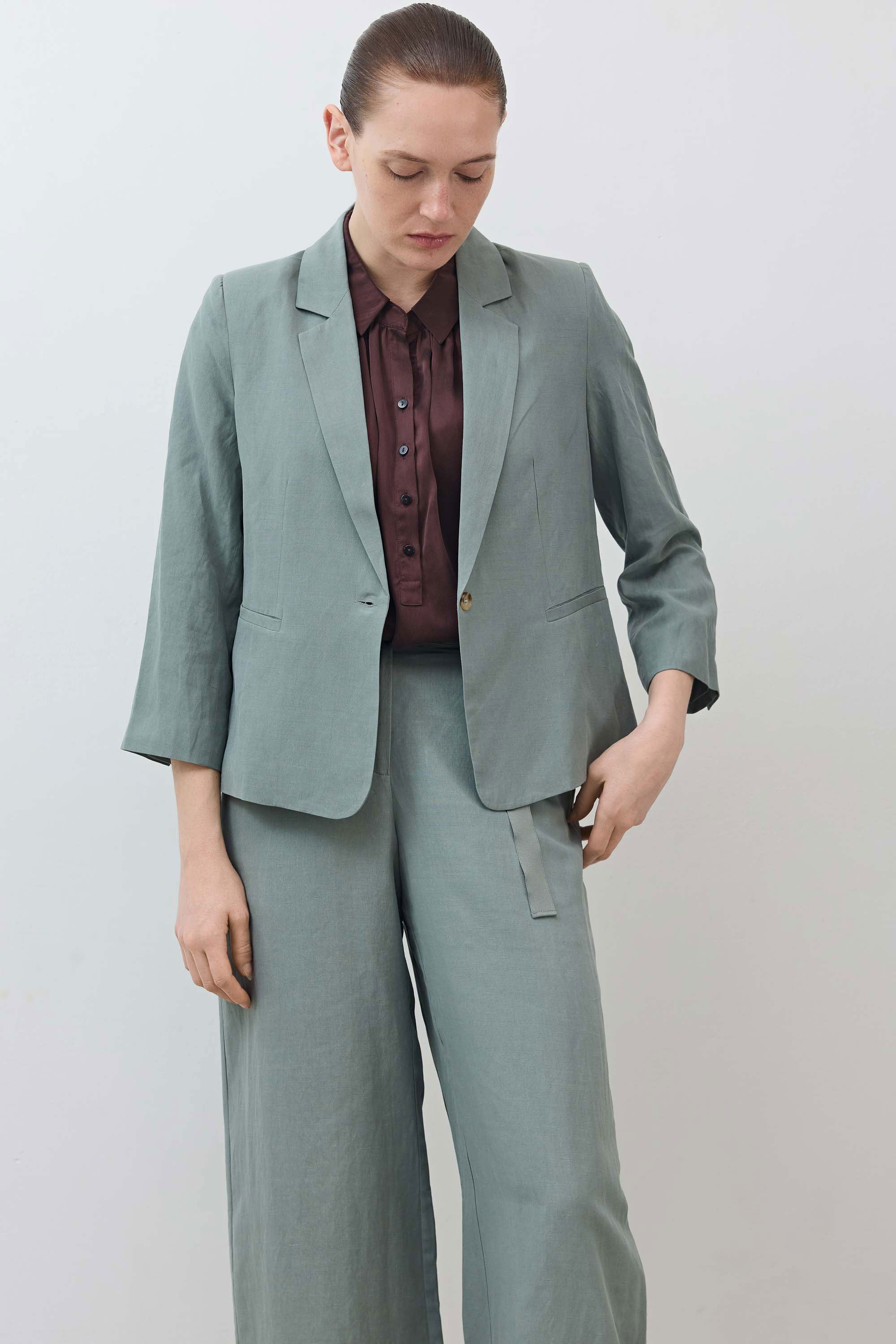 Shrunken Silk-Linen Tailored Blazer in Chinois Green