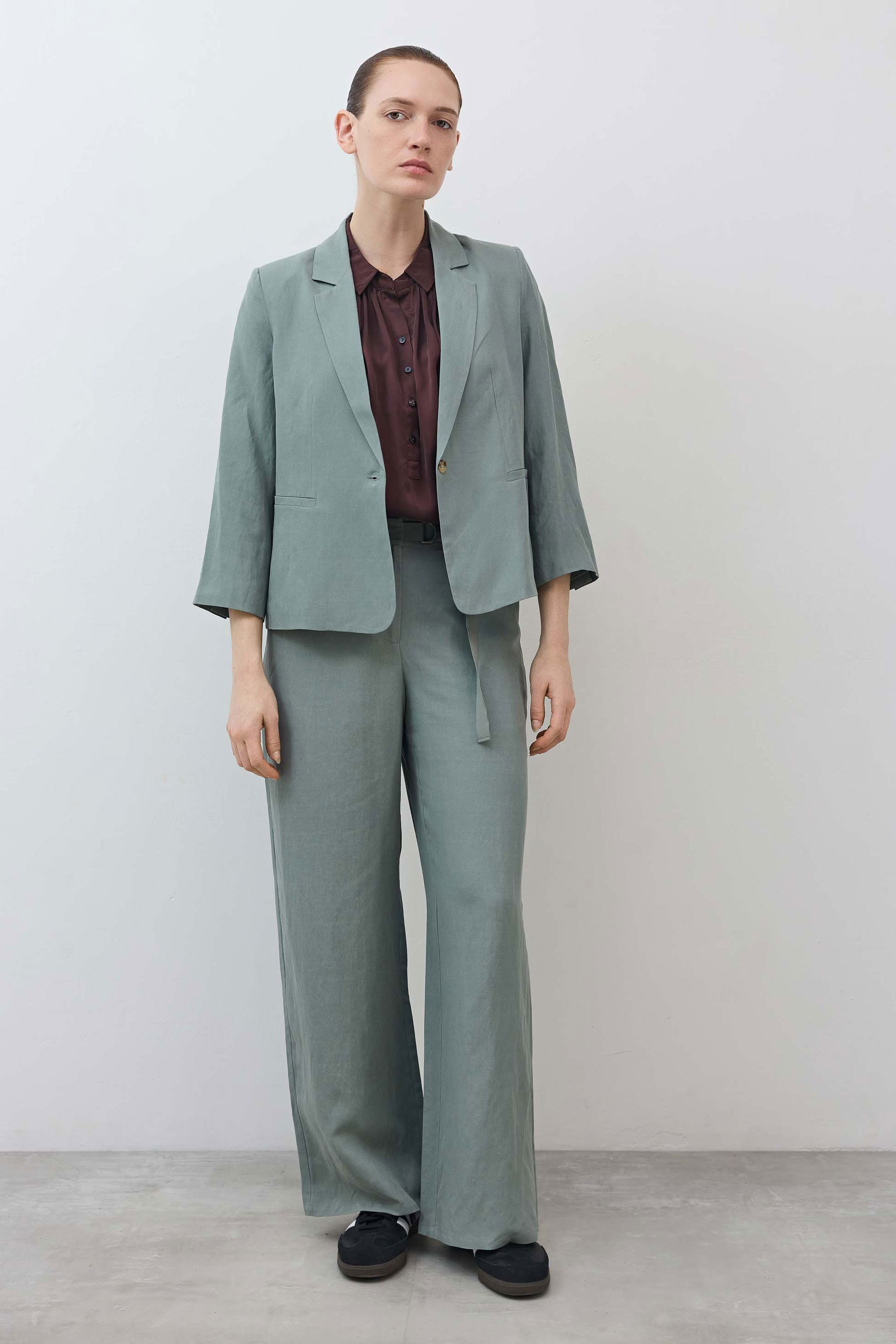Shrunken Silk-Linen Tailored Blazer in Chinois Green