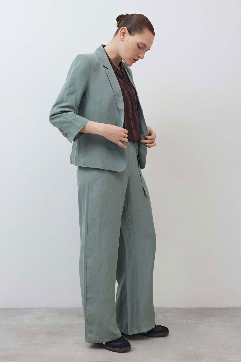 Shrunken Silk-Linen Tailored Blazer in Chinois Green
