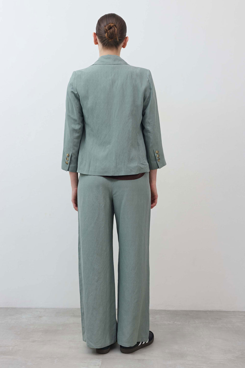 Shrunken Silk-Linen Tailored Blazer in Chinois Green
