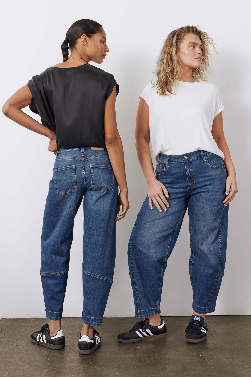 Wide-Leg Barrel Denim Jeans in Indigo