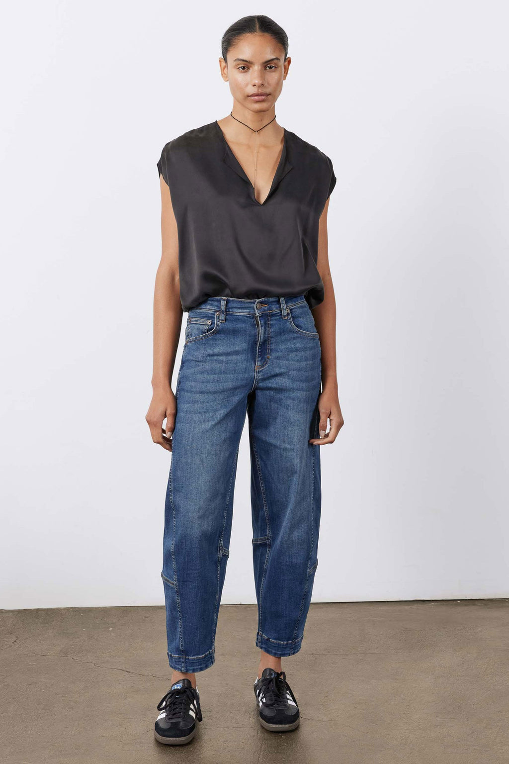 Petite Wide-Leg Barrel Denim Jeans in Indigo