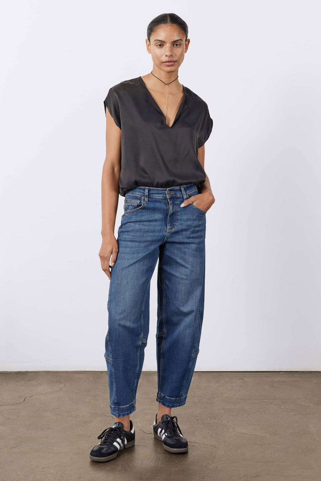 Petite Wide-Leg Barrel Denim Jeans in Indigo