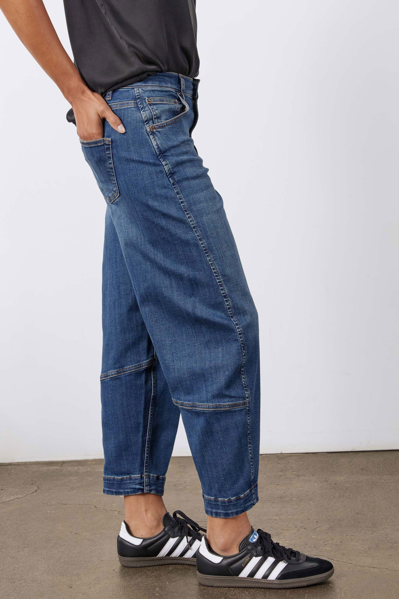 Long Wide-Leg Barrel Denim Jeans in Indigo