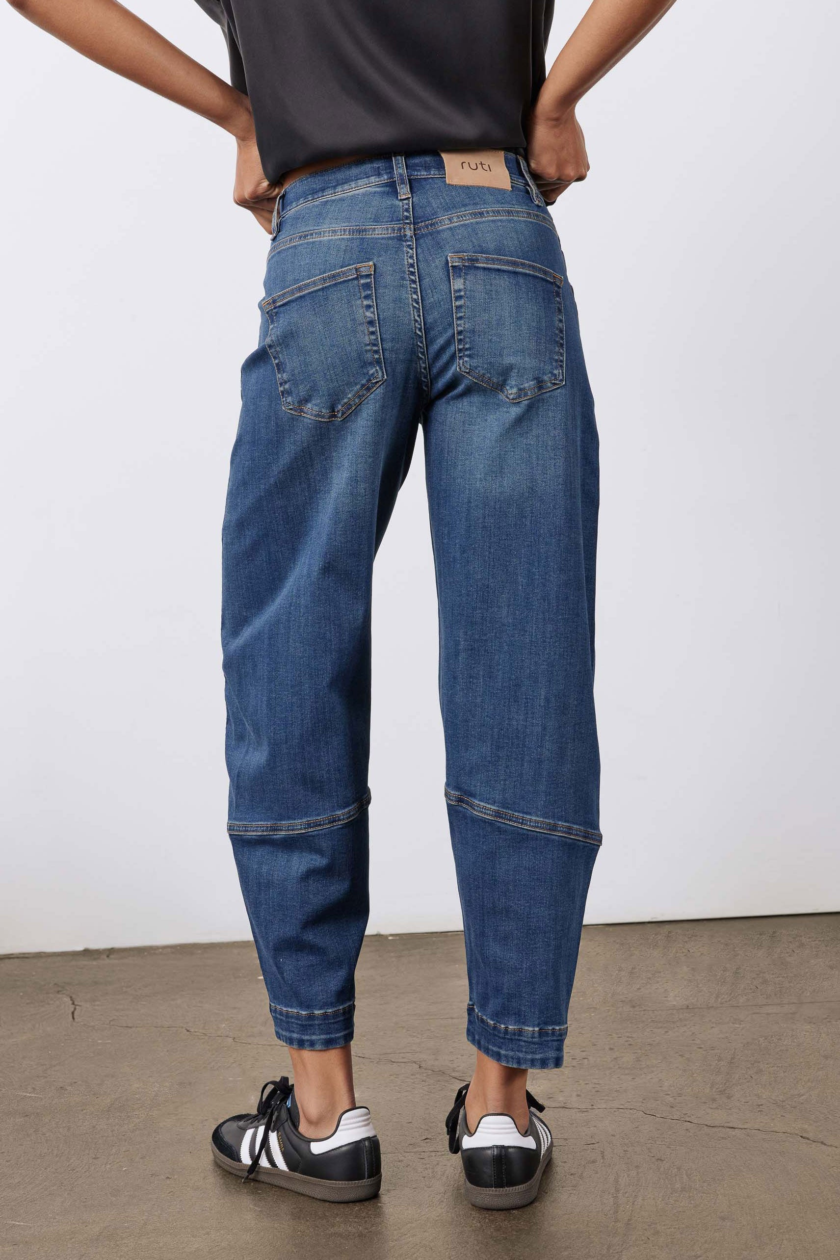 Wide-Leg Barrel Denim Jeans in Indigo