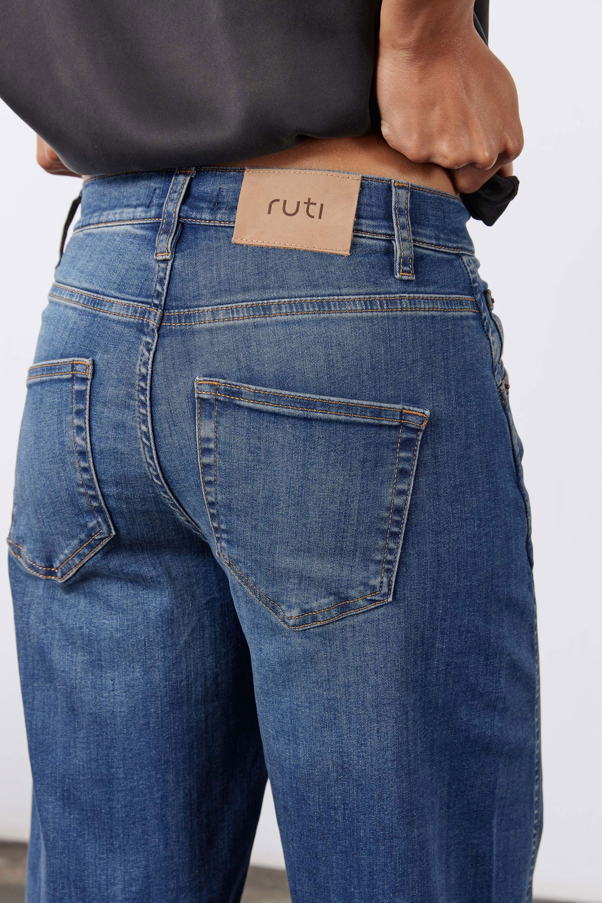Long Wide-Leg Barrel Denim Jeans in Indigo