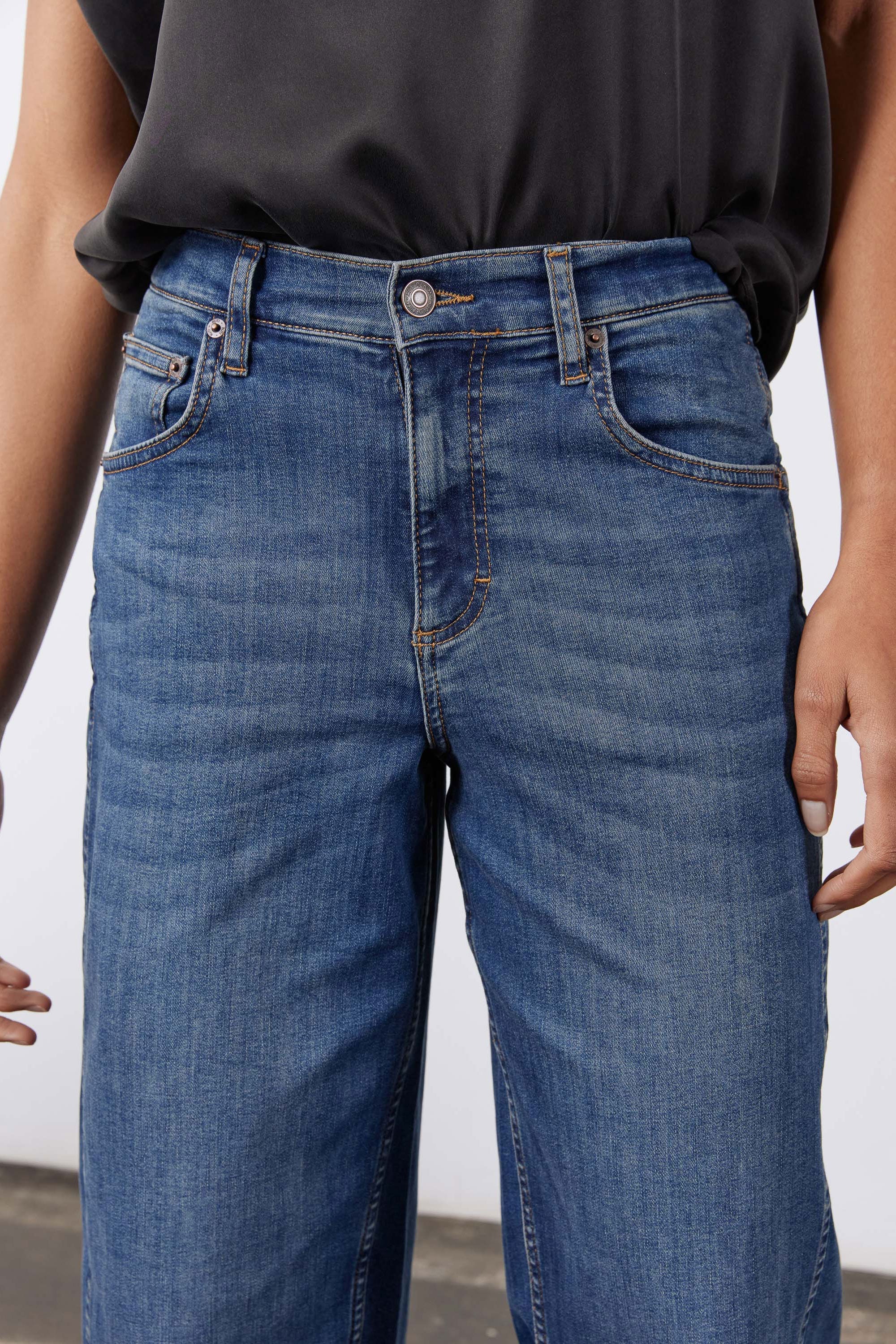 Long Wide-Leg Barrel Denim Jeans in Indigo