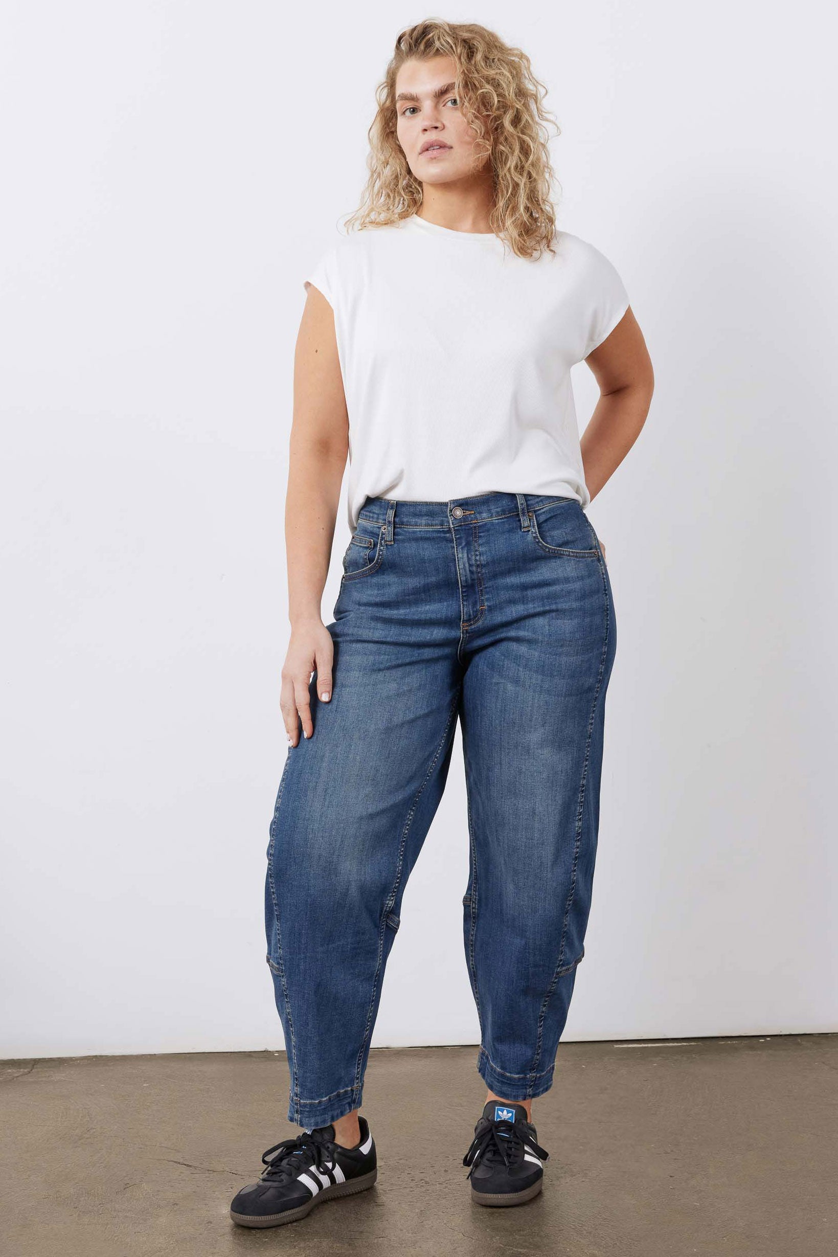 Petite Wide-Leg Barrel Denim Jeans in Indigo