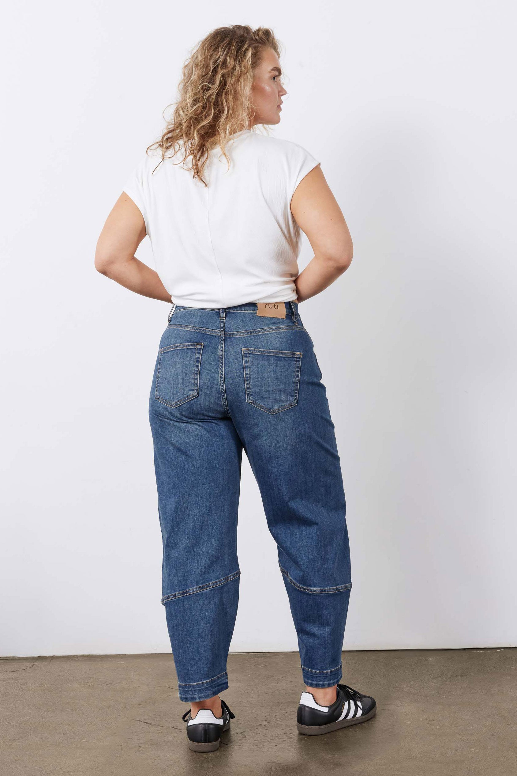 Wide-Leg Barrel Denim Jeans in Indigo