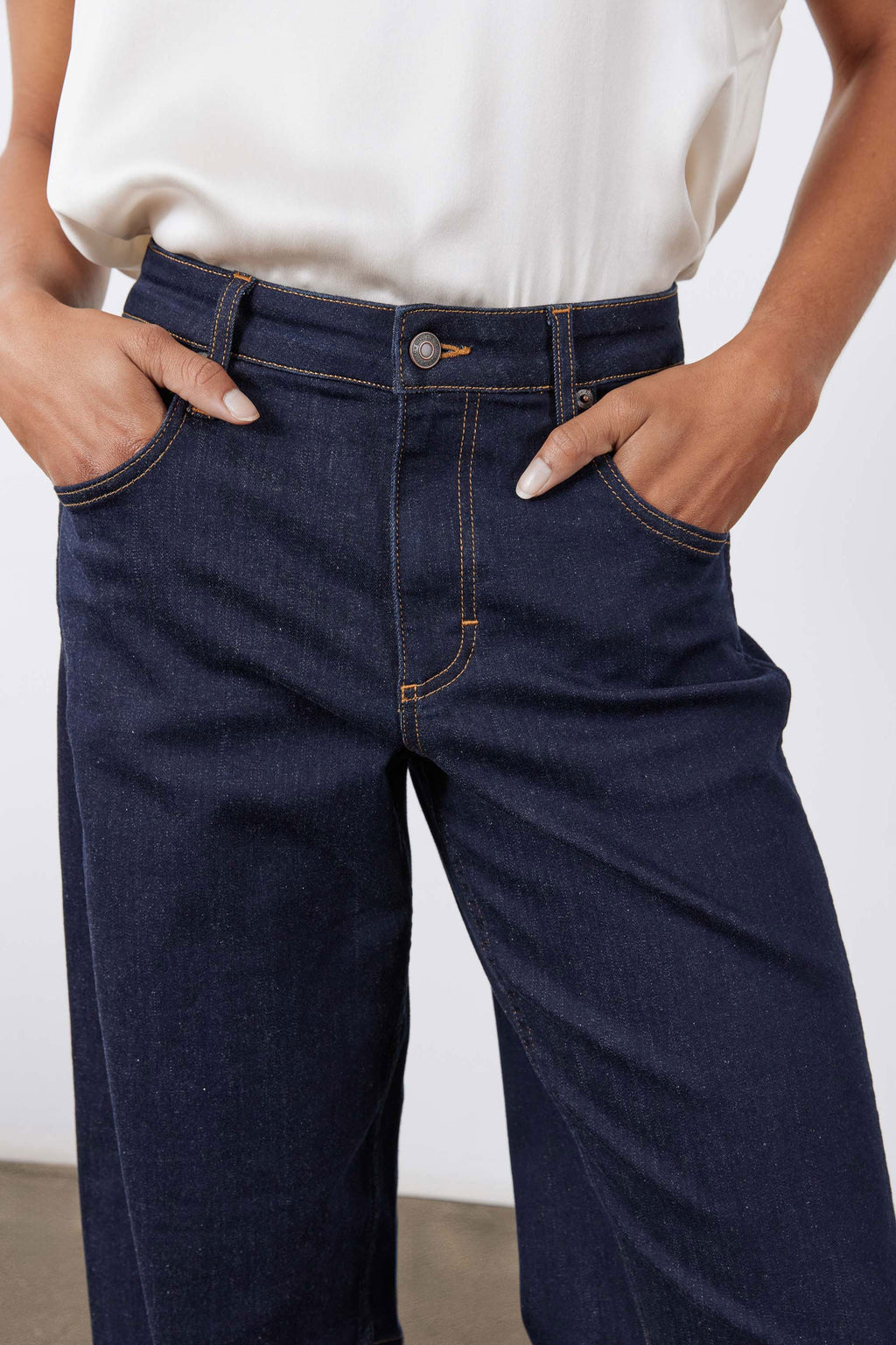 Wide-Leg Barrel Denim Jeans in Nyx Dark Wash