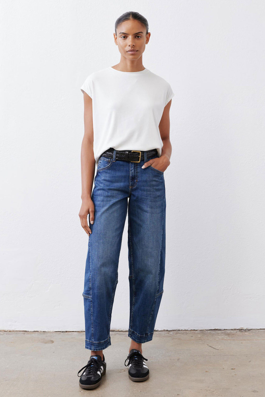Wide-Leg Barrel Denim Jeans in Indigo