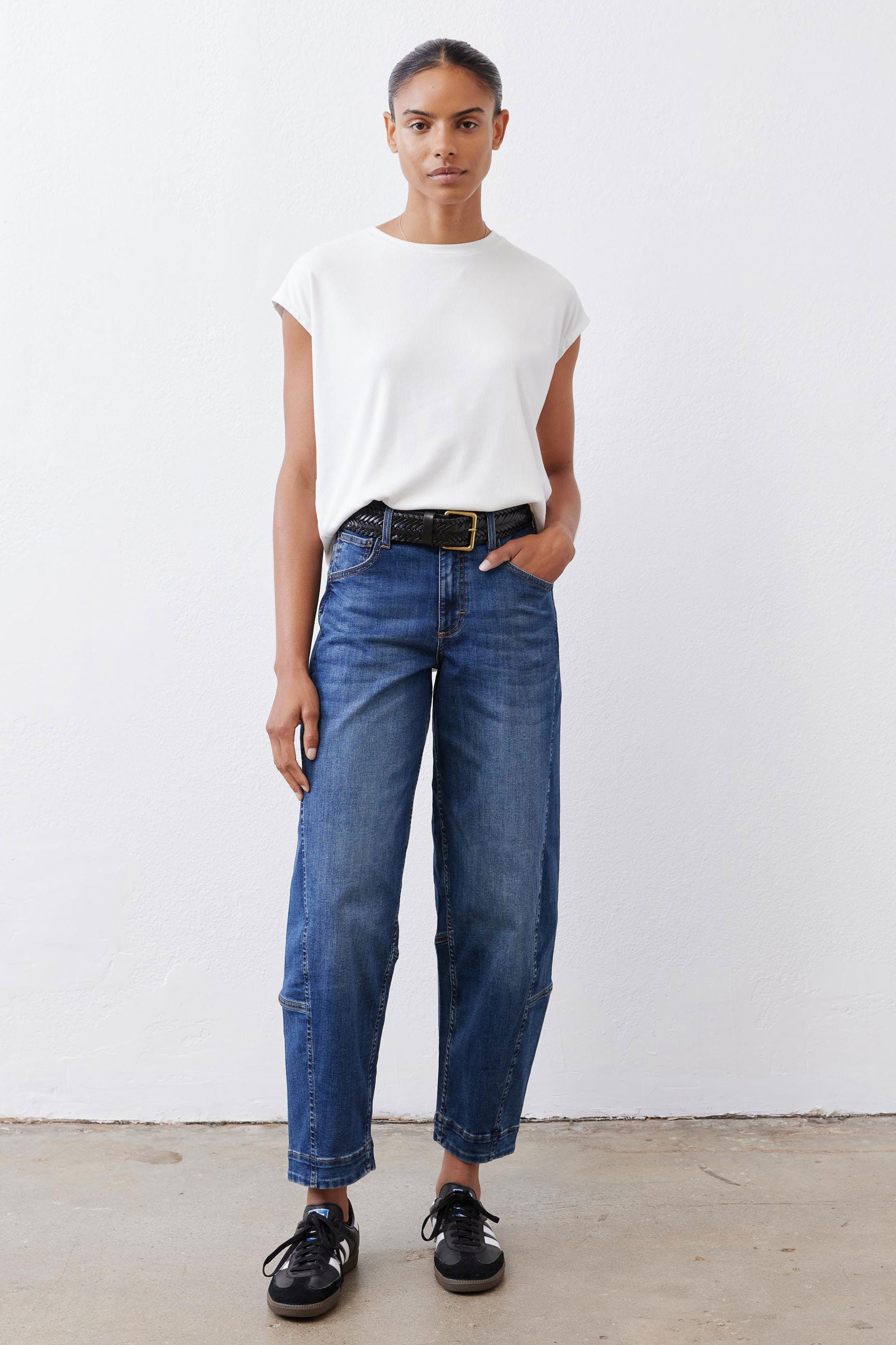 Wide-Leg Barrel Denim Jeans in Indigo