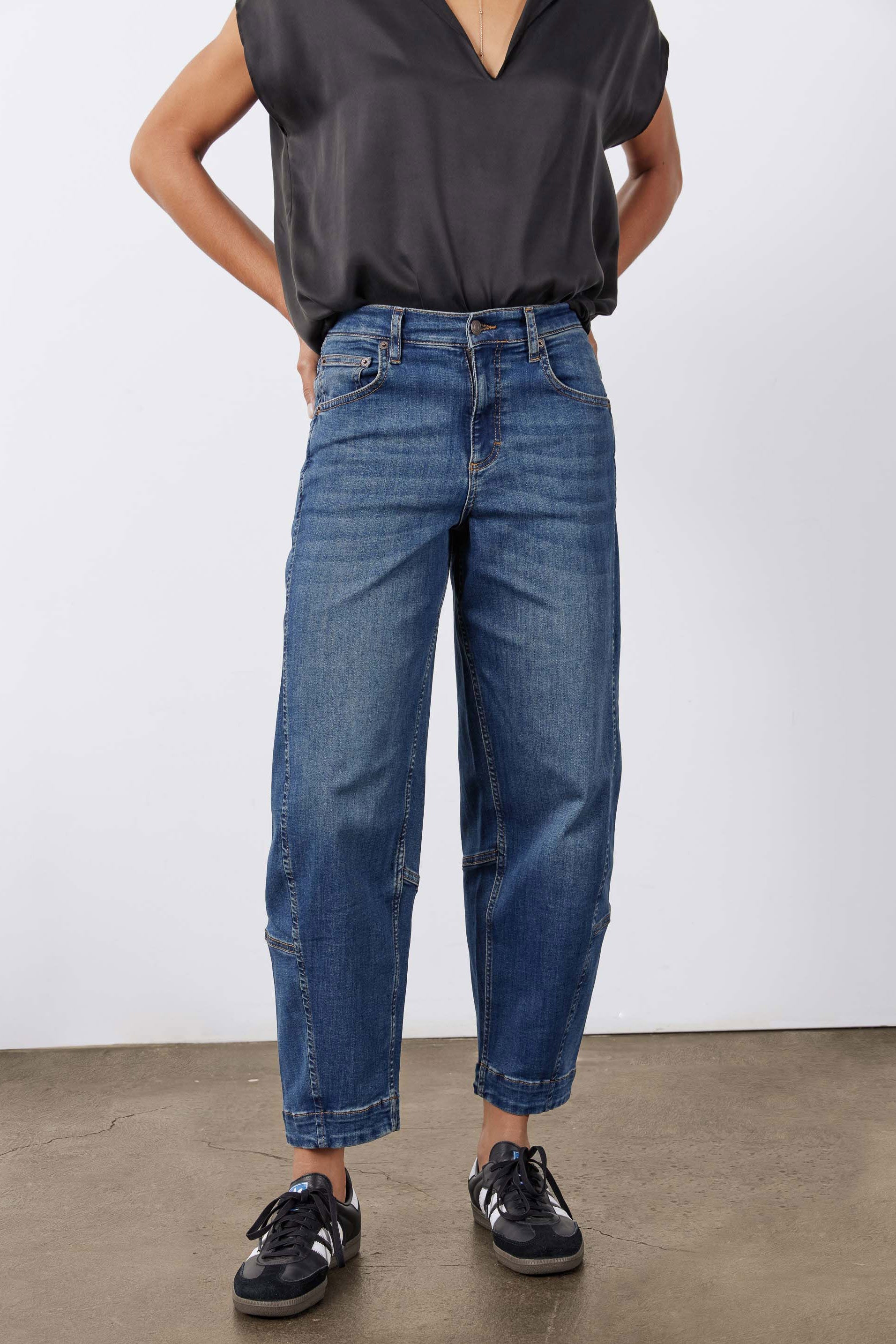 Petite Wide-Leg Barrel Denim Jeans in Indigo
